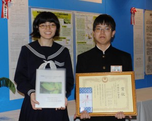 県知事賞を受賞した宮古高校科学部の（左から）徳嶺夏南子さん、立津槙斗さん＝15日、浦添市のＡＮＡ　ＡＲＥＮＡ浦添