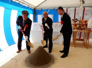 工事期間中の無事故無災害を祈願してくわ入れを行う下地市長（中央）と関係者ら＝10日、伊良部佐和田の平成の森公園内にある野球場