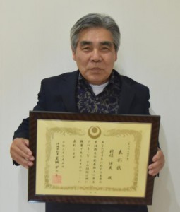 生活衛生功労者として県知事表彰を受けた狩俣さん＝12日、那覇市
