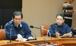 本島在住の女性（10代）の感染確認を受け、会見を行う砂川部長（左）と平敷教育長＝21日、県庁