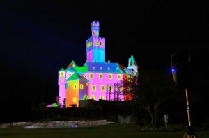 マルクスブルク城に映像出現 ドイツ村 宮古毎日新聞社ホームページ 宮古島の最新ニュースが満載