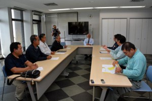 一部の人工授精師による規定に反する種付け事案を受けて対策を協議する関係者＝17日、市役所平良庁舎