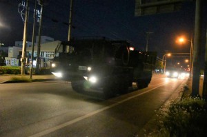 車列を作り宮古島駐屯地へ向かう地対艦誘導弾部隊の車両＝３日午前６時20分ごろ、平良久貝の国道３９０号