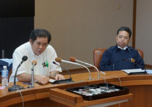 水際対策の強化を述べた砂川保健医療部長（左）と、感染が確認された10代学生について「個人情報を明らかにすることはあり得ない」と強調した平敷教育長＝24日、県庁