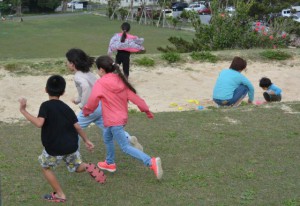 公園で元気に走り回る子供たち。保護者は「一日も早い終息を願うばかり」と声をそろえる＝６日、カママ嶺公園