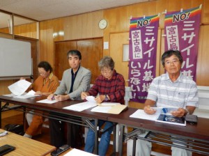 ミサイル発射台車両が搬入されたことについて抗議声明を発表した同会のメンバーら＝４日、平良下里の日本キリスト教団宮古島教会