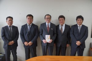 首里城復興に向けて寄付金を土木建築部の永山土木企画統括監（中央）に贈呈した（左から）宮古地区調査測量設計業協会の下地副会長、砂川会長、（右から）磁気探査業協会の宮國副会長、上里会長＝19日、県庁