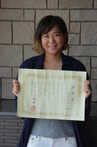 コンテストで沖縄担当大臣賞を受賞した水田さん＝８日、宮古毎日新聞社