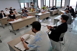 新型コロナの経済的影響に伴う支援の補正予算について、市議に内容が説明された全員協議会＝20日、市役所平良庁舎