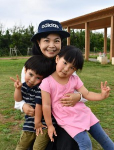 仲兼久志帆ちゃん（５つ）竜徳くん（３つ）お母さん・朋子さん