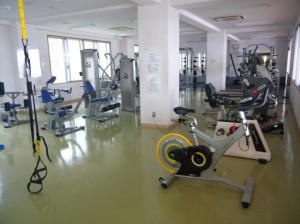 新型コロナ感染症対策で臨時閉鎖されているトレーニング室＝７日、市陸上競技場