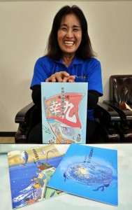市の補助金で製作した３部作の冊子の完成を喜ぶ普天間さん＝１日、宮古毎日新聞社