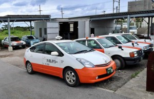 大幅な売上げの減少を受けて、各タクシー会社には、待機車両が並んでいる＝24日、市内のタクシー会社