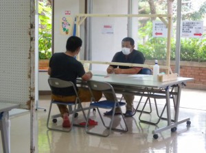 社協が実施する生活福祉資金貸付制度に関する相談と申請が殺到している＝７日、市社会福祉協議会（旧市中央公民館）