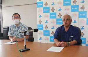 下地島・羽田線の決定を受け会見する下地市長（右）。左は伴野社長＝15日、市役所平良庁舎