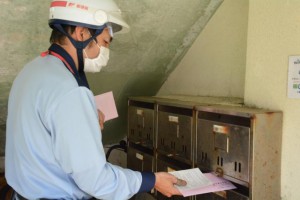 「特別定額給付金」申請書の配達が宮古島市でも始まった＝25日、市内