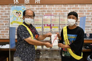 永山店長（左）から中原代表に目録が手渡された＝20日、マックスバリュ宮古南店