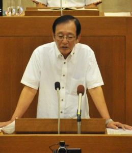 クルーズ船の受け入れ施設について質問する真栄城徳彦氏＝日、市議会議場
