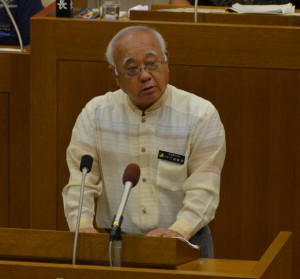 市議会一般質問の答弁で４選出馬へ前向きに検討する考えを示した下地市長＝17日、市議会議場