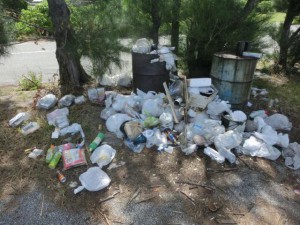 大量のごみが不法投棄されている。管理者の県が使用制限の検討を進めている＝平良の荷川取漁港（写真提供・県宮古農林水産振興センター）