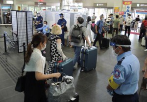 「Ｇｏ　Ｔｏ　トラベル」事業が始まった。宮古島へも多くの観光客の来島が見込まれる＝22日、宮古空港