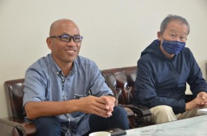 将来のリゾート開発を紹介する入江氏（左）、加藤氏＝15日、宮古毎日新聞社