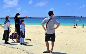 ビーチにマスク姿 新型コロナ 宮古毎日新聞社ホームページ 宮古島の最新ニュースが満載