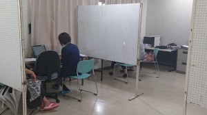 事業者が訪れ端末を使い担当者と申請作業を行っていた＝19日、宮古島商工会議所