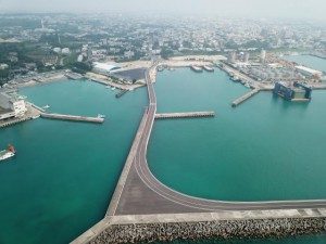 クルーズ船専用バースと港を結ぶ臨港道路。中央左上がＣＩＱ施設＝平良荷川取