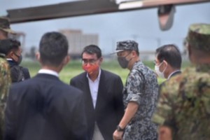 航空自衛隊宮古島分屯基地を視察する河野防衛相＝９日