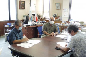 新型コロナウイルスに関する情報発信の在り方について本紙の取材に応じる下地市長（中央）＝25日、市役所平良庁舎