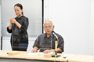 新たな新型コロナ感染者確認を受け、会見を行う下地市長＝２日、市役所平良庁舎