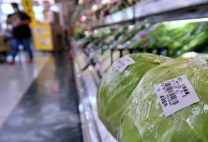 想像を超えた値段に買い物客も驚きを隠せない＝８日、市内の大型スーパー