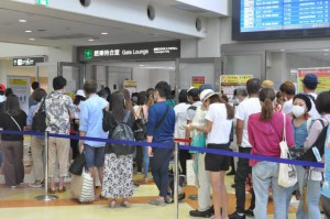 搭乗待合室前では観光客が行列を作っていた＝22日、宮古空港