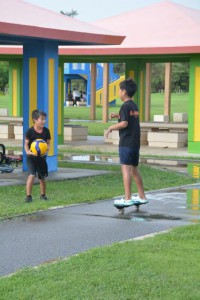 パイナガマ海空すこやか公園で元気に遊ぶ子供たち＝６日、平良下里