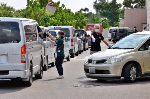 車に乗車したまま行えるドライブスルー方式のＰＣＲ検査に長蛇の列ができた＝17日、宮古病院