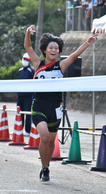 笑顔でゴールテープを切る西辺のアンカー川満藍華 31日 上野陸上競技場前 宮古毎日新聞社ホームページ 宮古島の最新ニュースが満載 笑顔でゴールテープを切る西辺のアンカー川満藍華 31日 上野陸上競技場前 宮古毎日新聞社ホームページ 宮古島の最新ニュースが満載