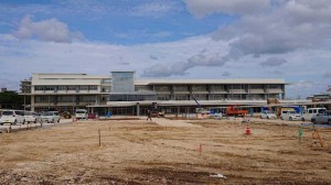 10月末の完成目指し建設工事が進められている＝24日、平良西里の総合庁舎建設工事現場