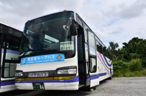 「宮古島ループバス」のステッカーが張られたバス＝24日、八千代バス・タクシー