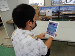 市は実施本部を設置し、来庁者のオンライン回答に協力している＝６日、市役所平良第２庁舎