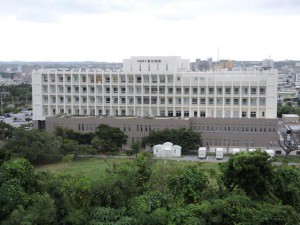 新型コロナの市中感染が懸念される宮古島市。医療危機が現実味を帯び始めている＝３日、県立宮古病院