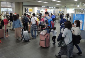 羽田―宮古線を利用して来島した観光客ら。本土路線の回復基調が鮮明だ＝５日、宮古空港
