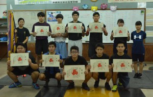 男子学校対抗で初優勝するなど県高校新人大会で好成績を収めた宮高ウエイトリフティング部＝４日、宮高