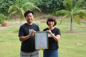 ワールドラグジュアリーホテルアワードを受賞した山本豪さん（左）、恵美さん夫妻＝14日、ゲストハウスＵｍｉｏｔｏ