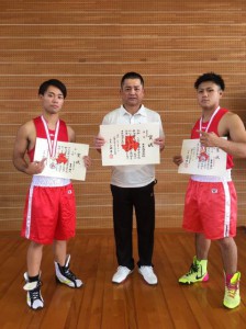 ライト級優勝の吉永陸人（左）とウェルター級を制した吉永涼介（右）。中央は知念監督＝３日、沖縄水産高校武道場
