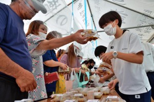 生徒たちが自ら収穫したイモを活用したオリジナル商品を販売し、大盛況となった「結マーケット」＝20日、伊良部漁協駐車場