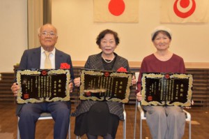 文化功労者で表彰された（右から）宮国さん代理出席の長女・奥平さん、豊見山さん、安谷屋さん＝９日、那覇市の八汐荘屋良ホール