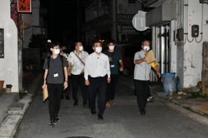 巡回相談に向かう砂川室長（前列中央）ら＝18日、平良西里