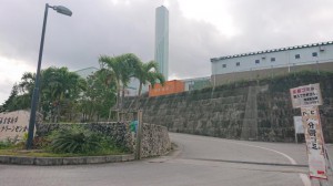 入り口の前に看板を設置し、一般家庭ごみの自己搬入禁止に理解を求めている＝22日、市クリーンセンター