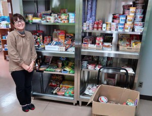 知名度が上がったフードバンク「んまんま」に寄付される食品の量と種類が増えてきていることを喜ぶ松下智美さん＝市社会福祉協議会